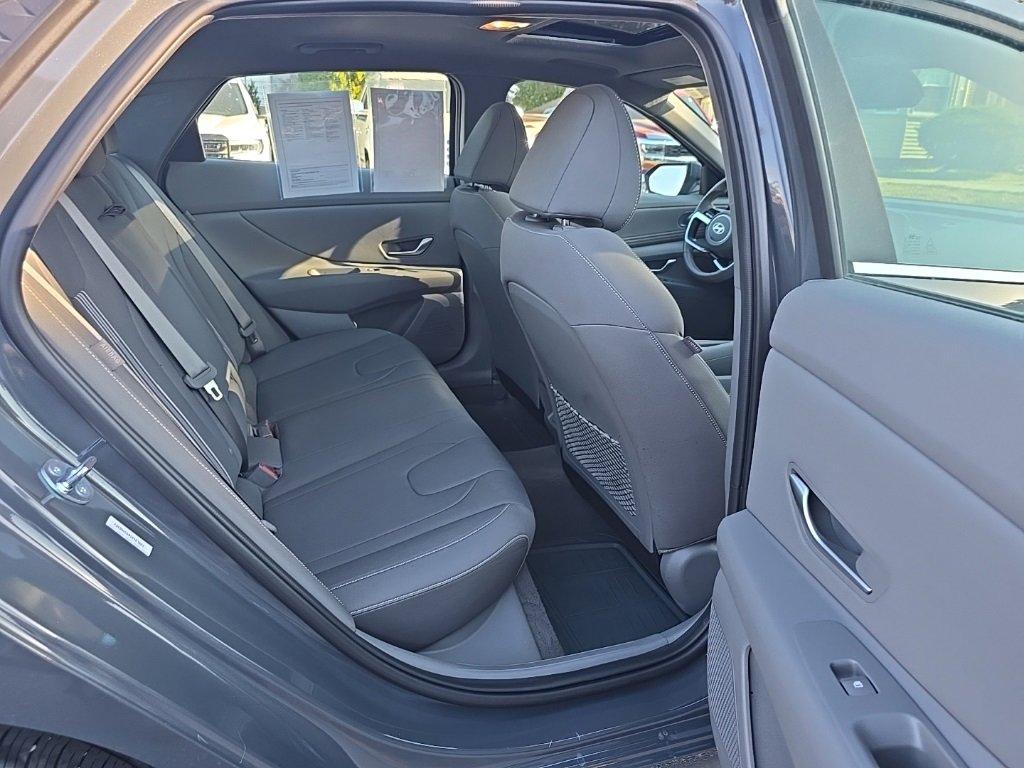 Used 2025 Hyundai Elantra SEL image 14