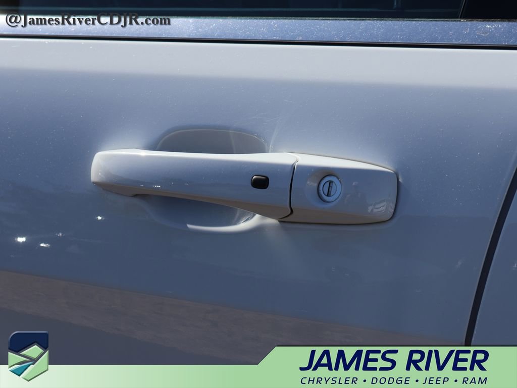 Used 2020 Jeep Grand Cherokee Laredo w/ 18" Wheel & 8.4" Radio Group image 19