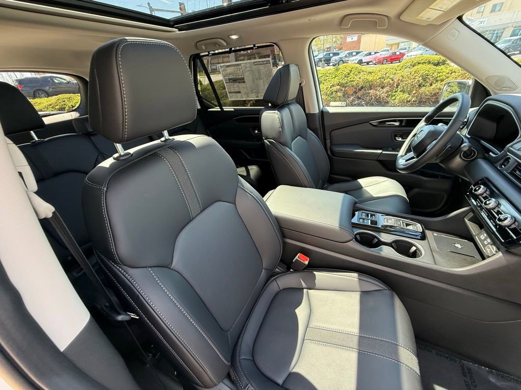 Used 2025 Honda Pilot Touring image 43