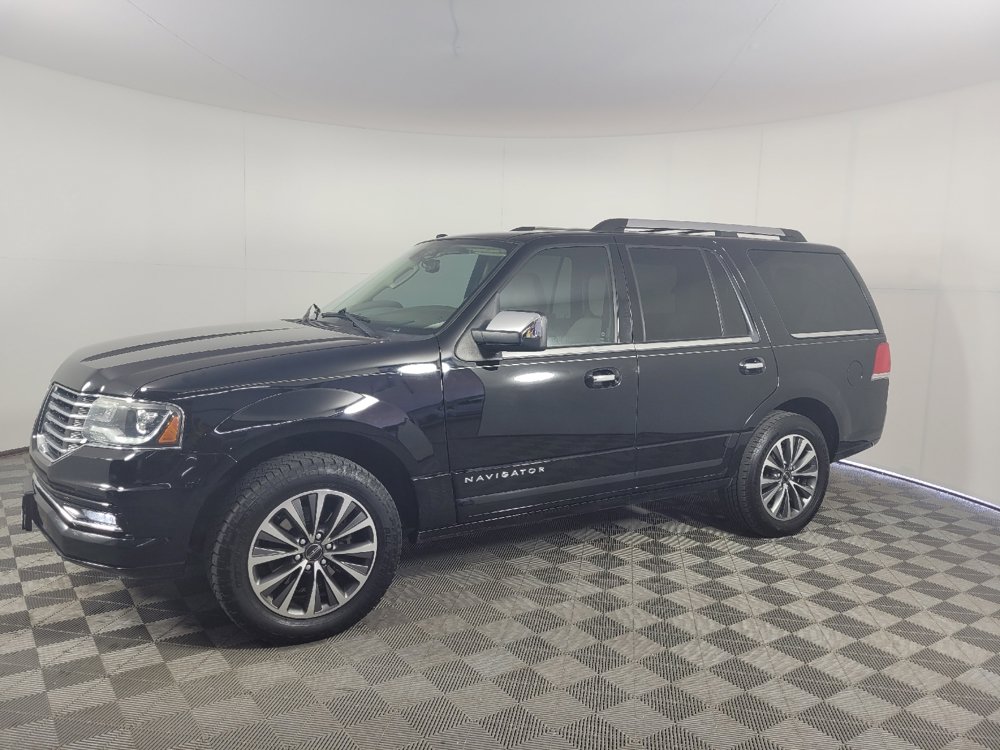 Used 2016 Lincoln Navigator Select RWD image 2