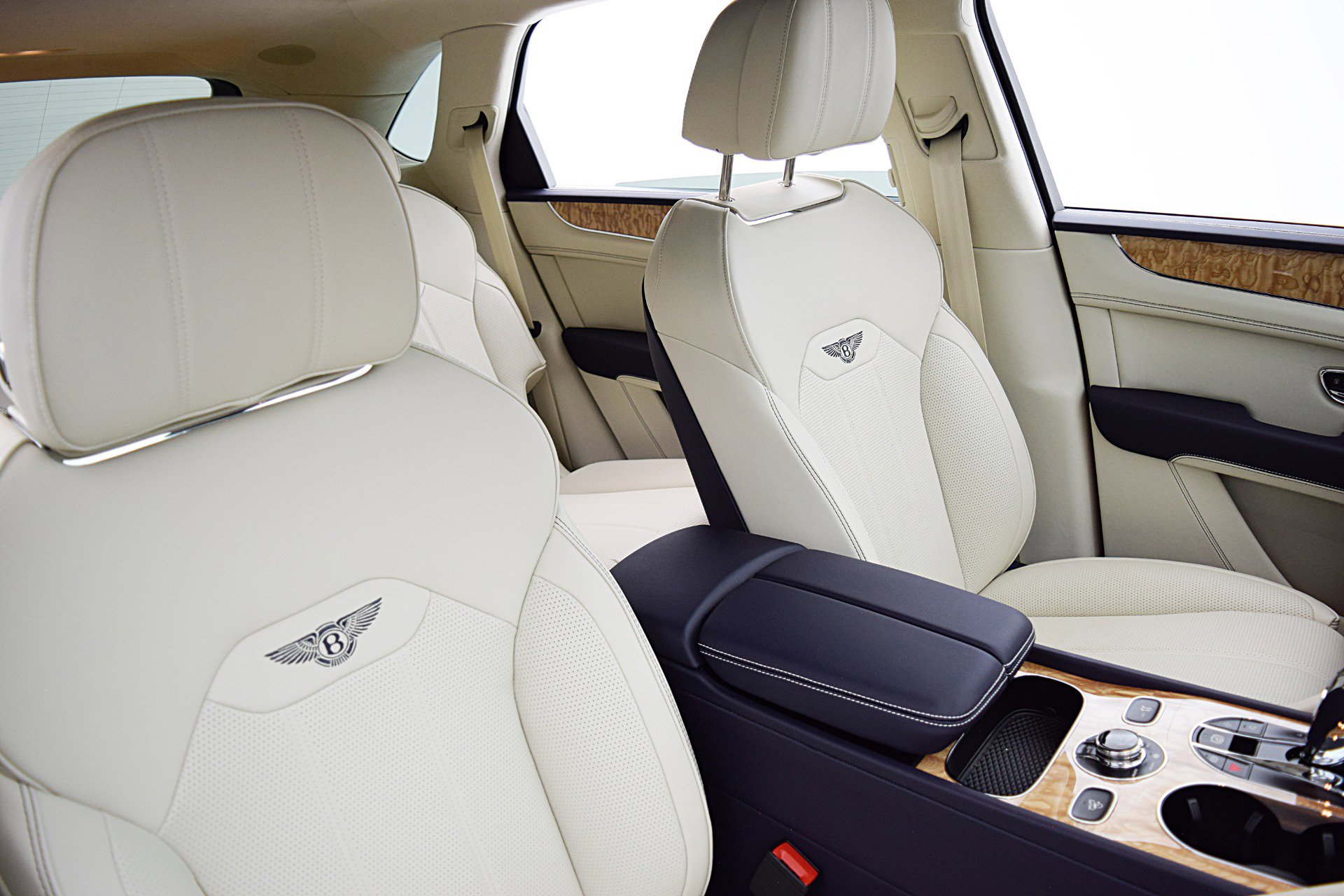 Used 2024 Bentley Bentayga AWD/4WD image 31