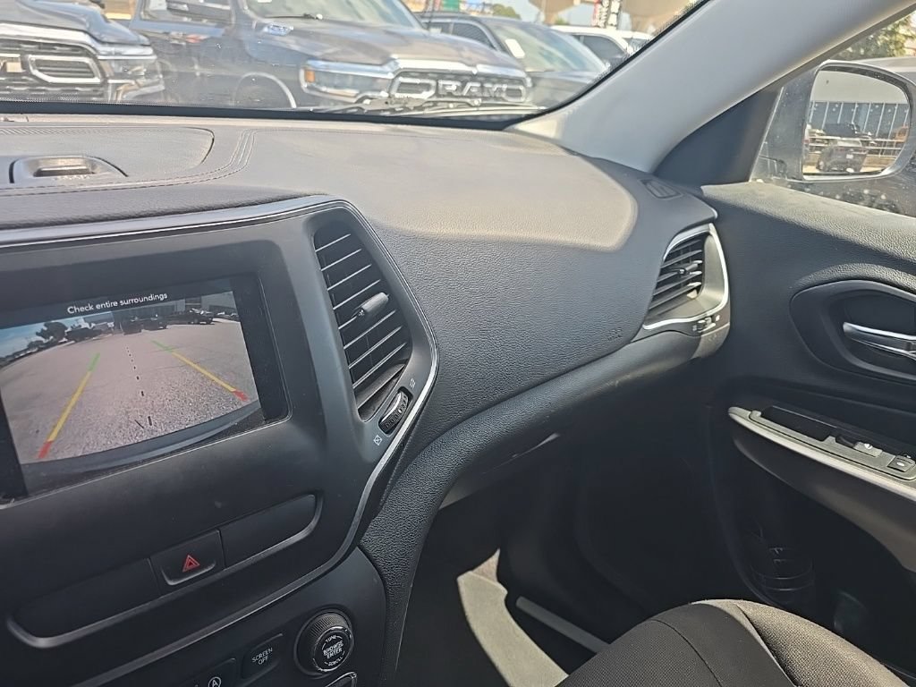 Used 2019 Jeep Cherokee Latitude w/ Popular Appearance Group FWD image 18