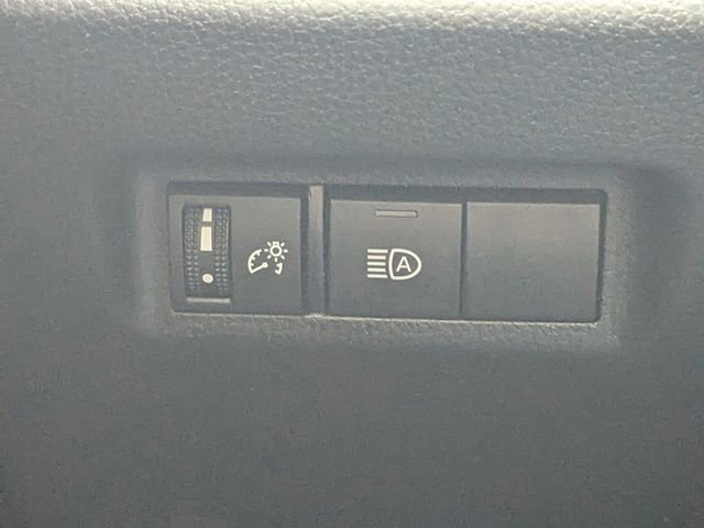 Used 2023 Toyota RAV4 AWD Hybrid image 23