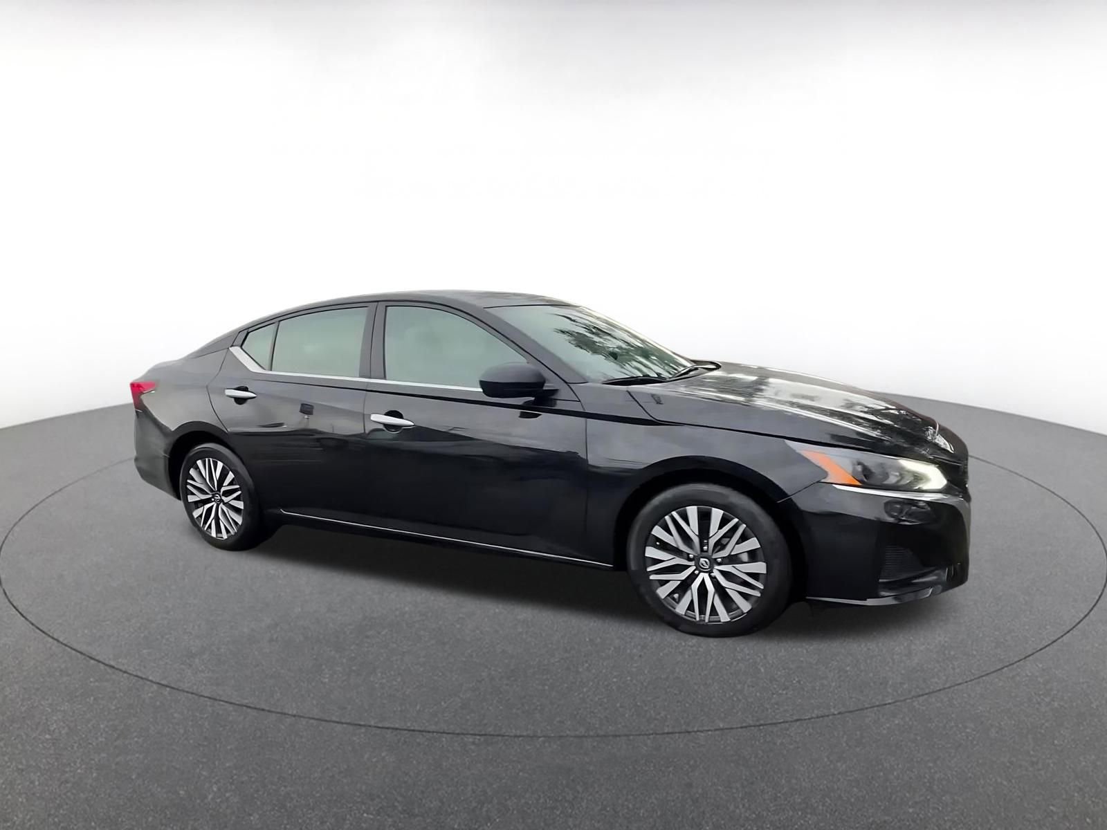 Used 2025 Nissan Altima 2.5 SV image 2