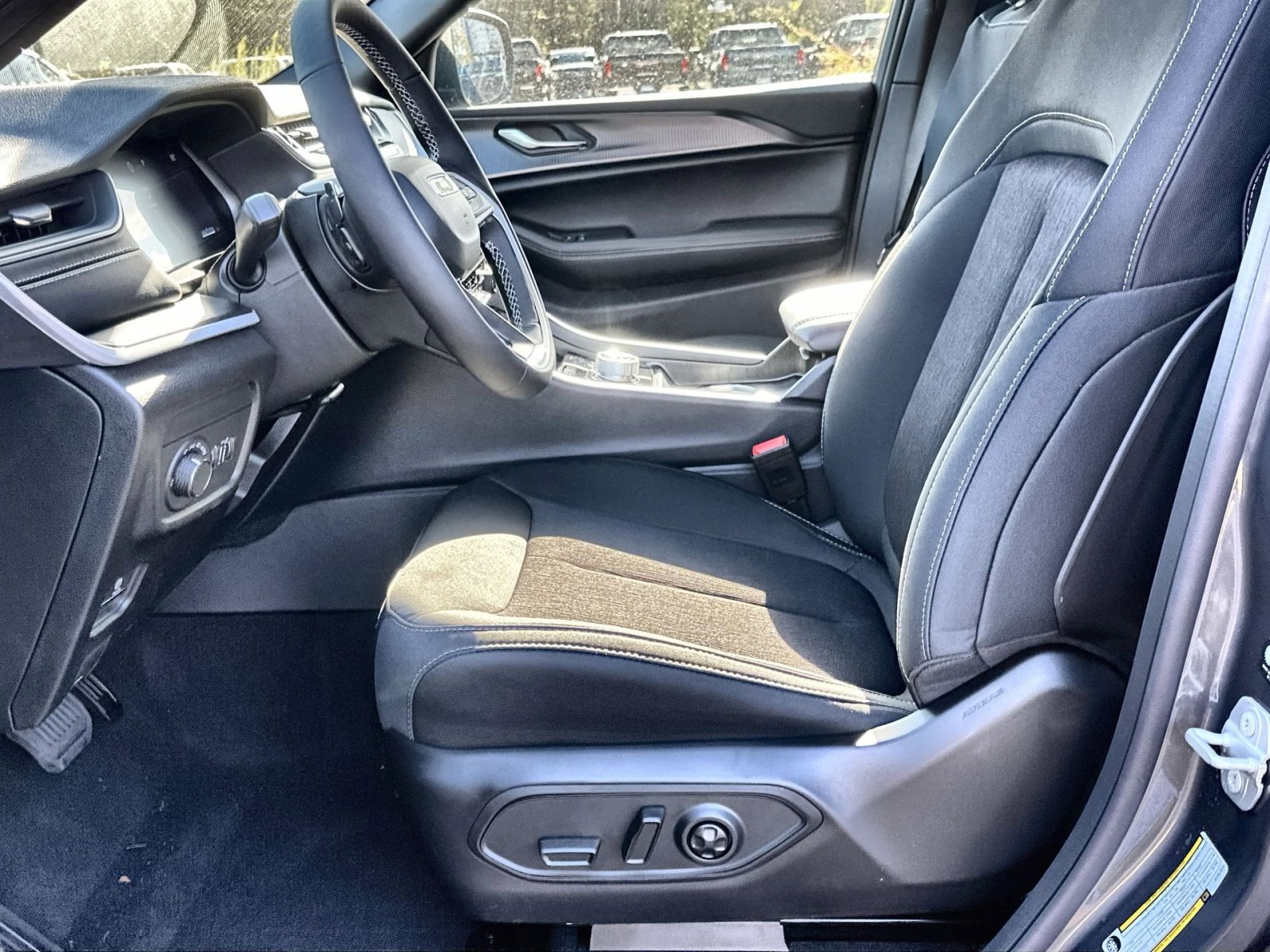 New 2025 Jeep Grand Cherokee Laredo w/ Luxury Tech Group I image 13