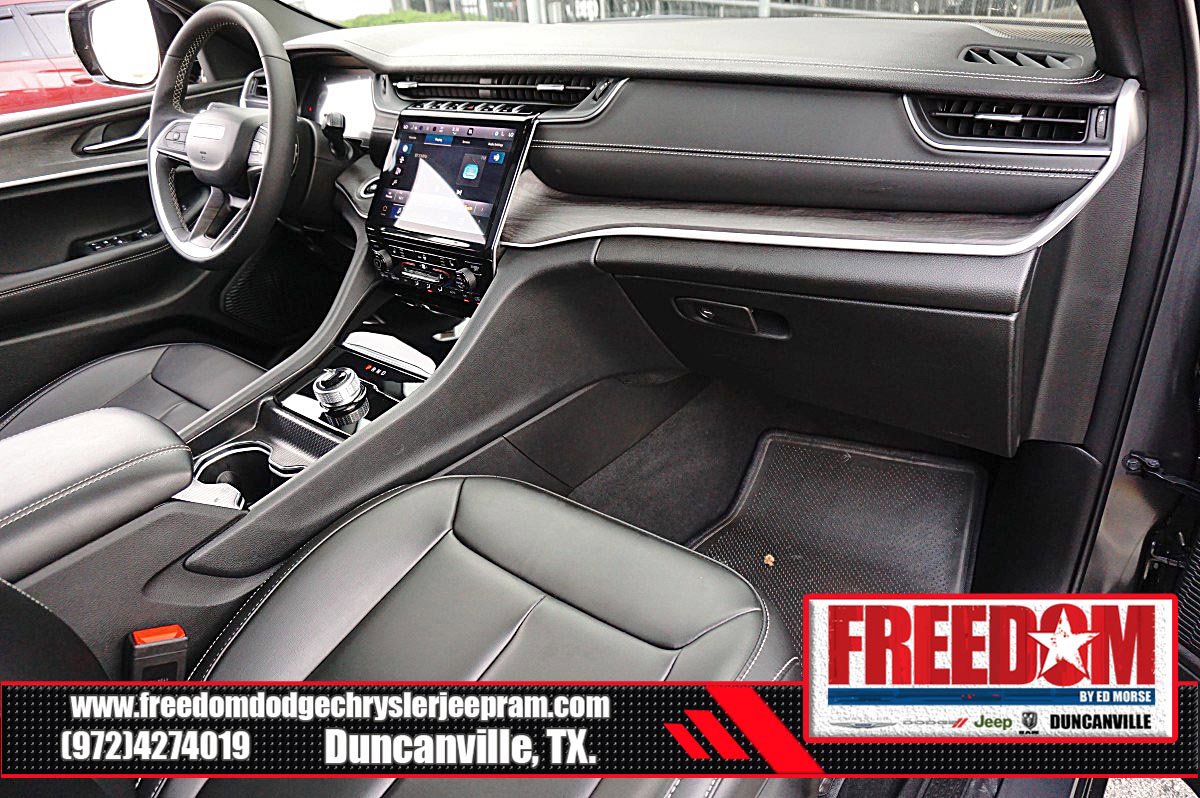 Certified 2025 Jeep Grand Cherokee Limited w/ Black Appearance Package RWD image 12