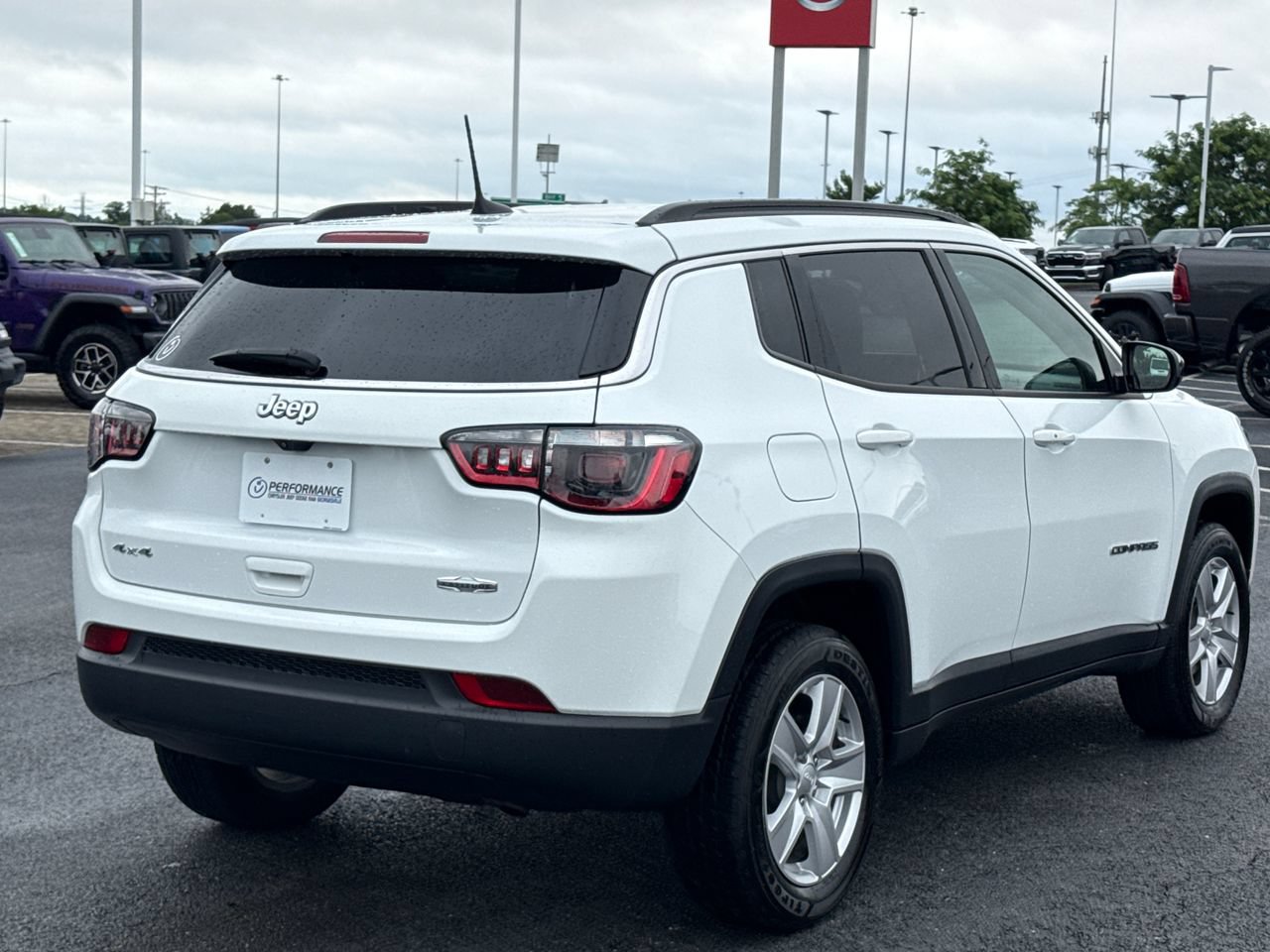 Used 2022 Jeep Compass Latitude w/ Convenience Group AWD/4WD image 3