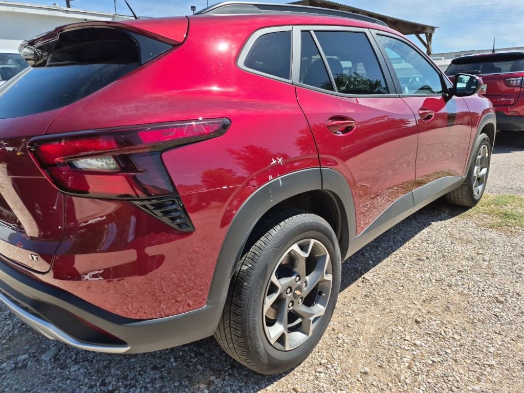 Used 2025 Chevrolet Trax LT w/ LT Convenience Package image 3