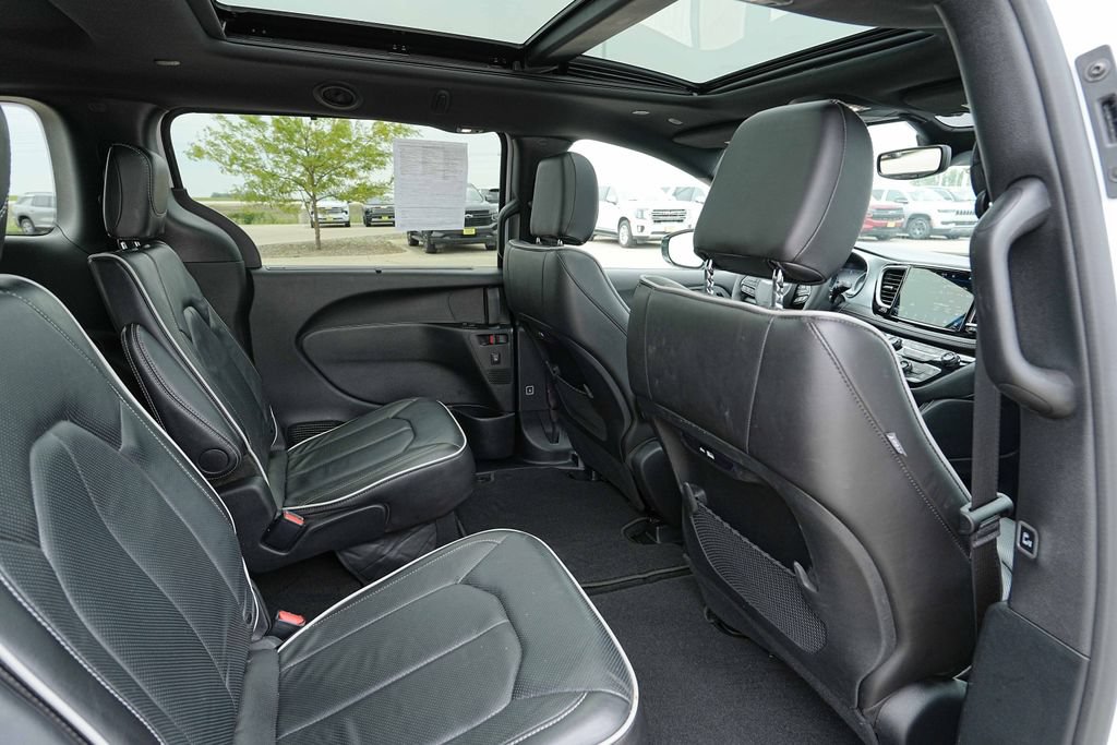 Used 2025 Chrysler Pacifica Limited FWD image 24
