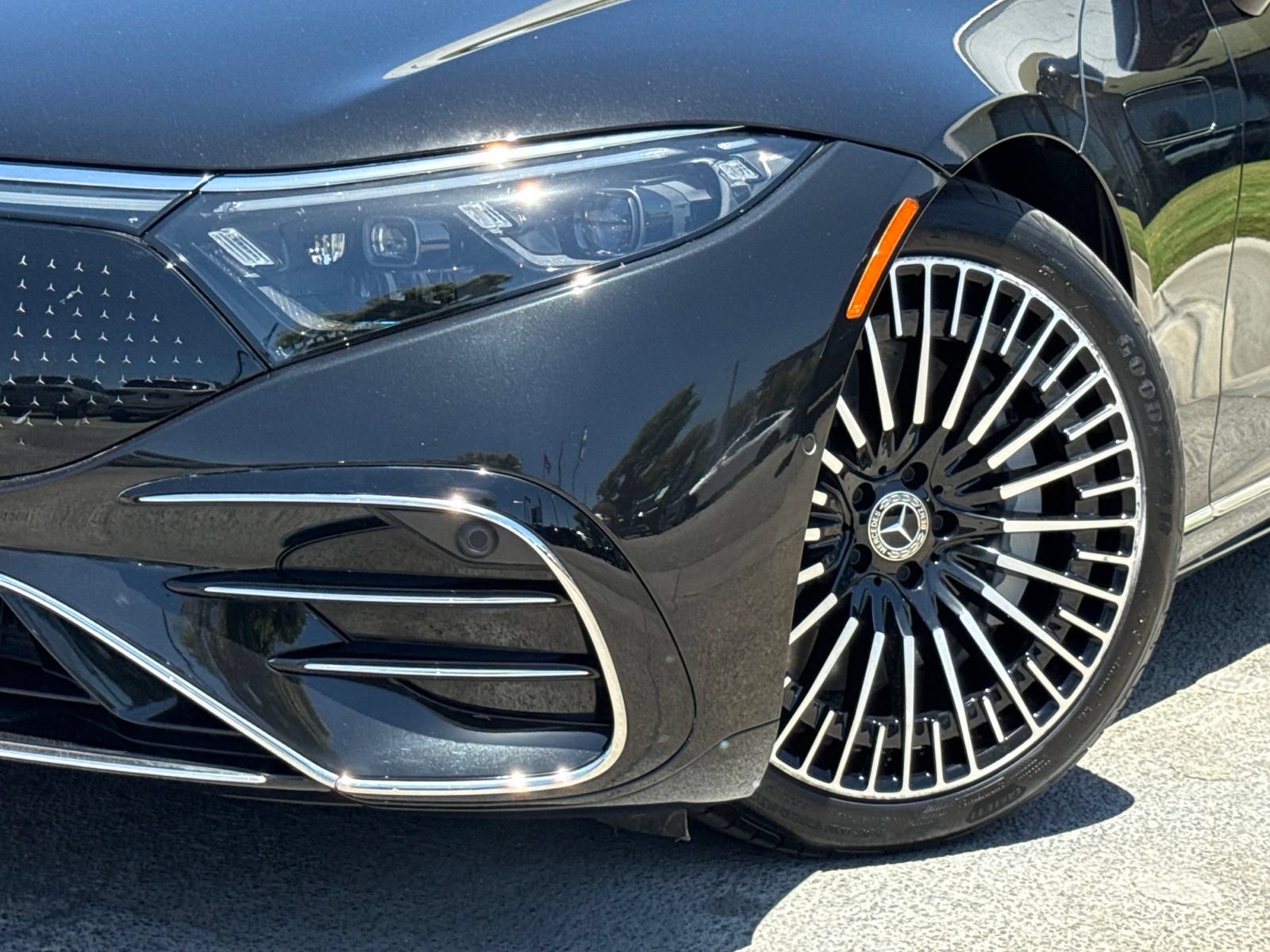 Used 2022 Mercedes-Benz EQS 580 4MATIC Sedan image 3