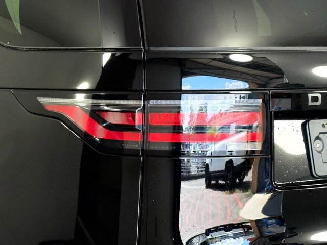 Certified 2025 Land Rover Discovery Dynamic SE image 17