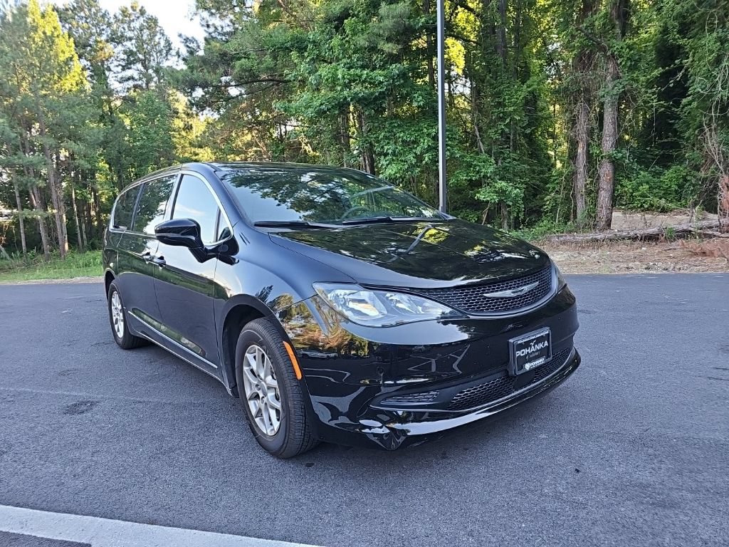 Used 2025 Chrysler Voyager LX FWD image 3
