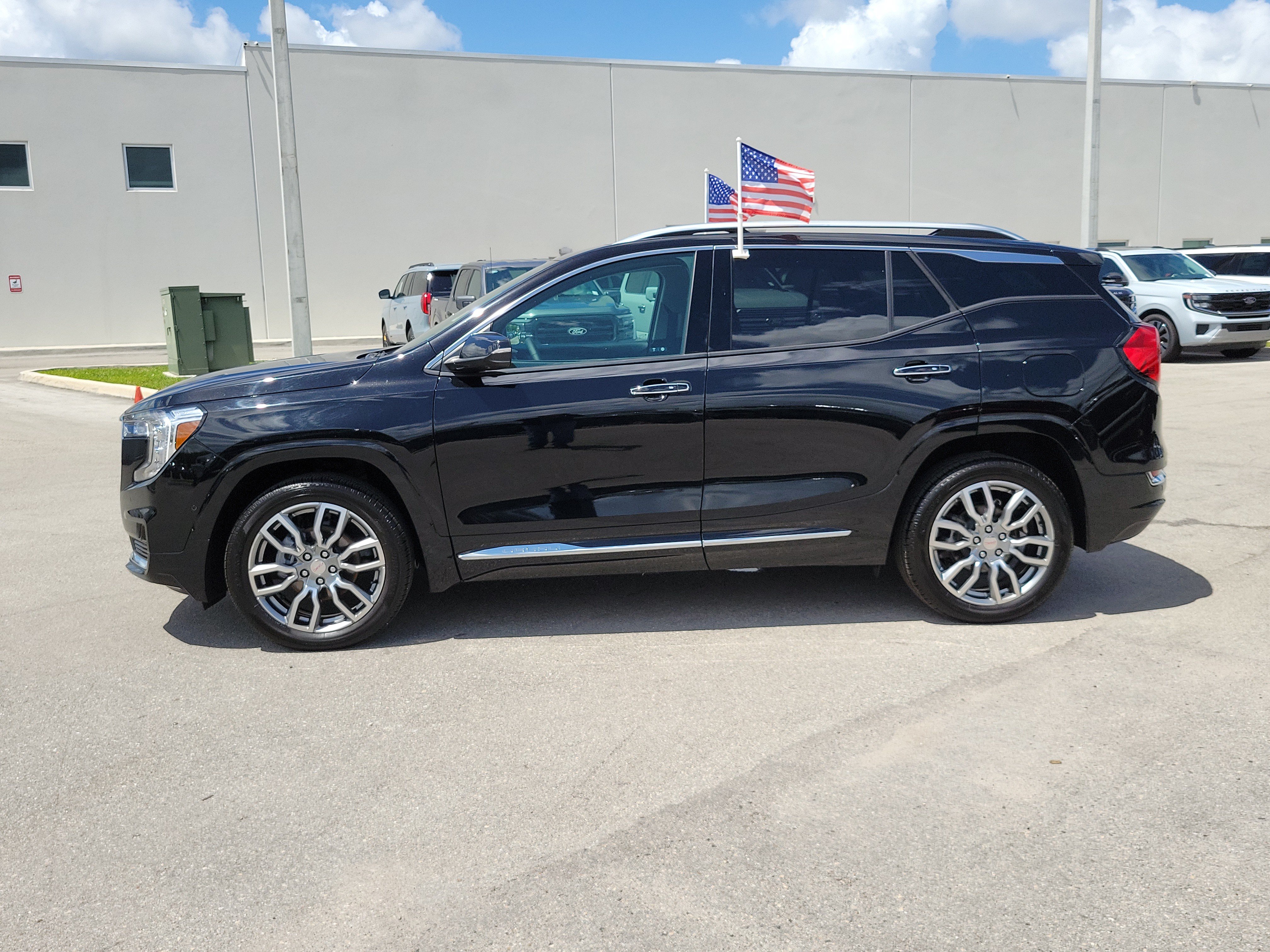 Used 2024 GMC Terrain Denali w/ Denali Premium Package AWD/4WD image 8
