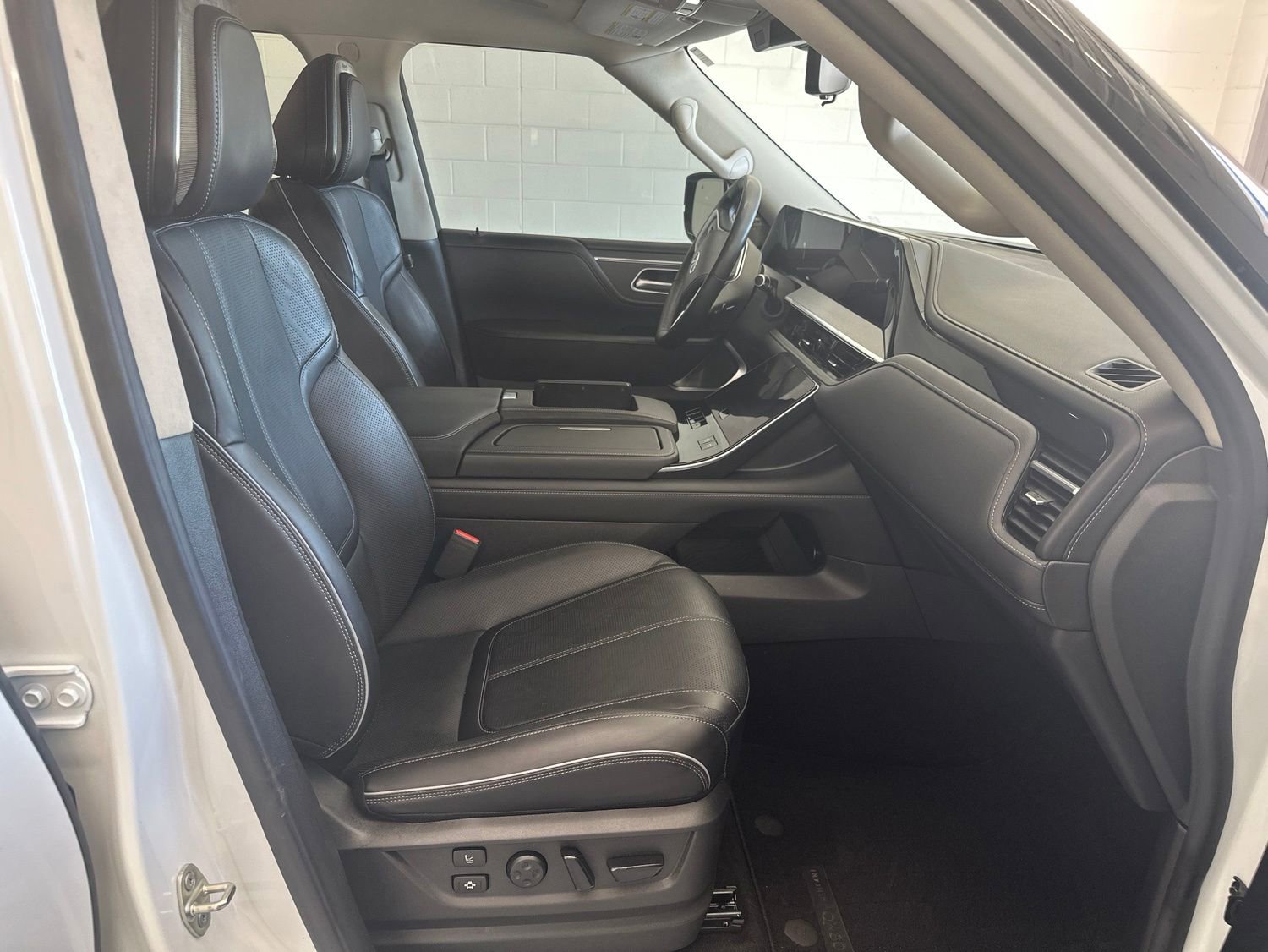 Used 2025 INFINITI QX80 Sensory AWD/4WD image 13