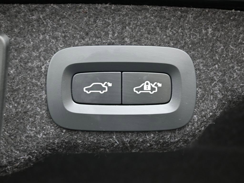 Used 2023 Volvo S90 B6 Plus w/ Protection Package Premier image 17