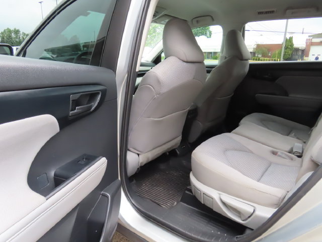 Used 2021 Toyota Highlander L FWD image 20