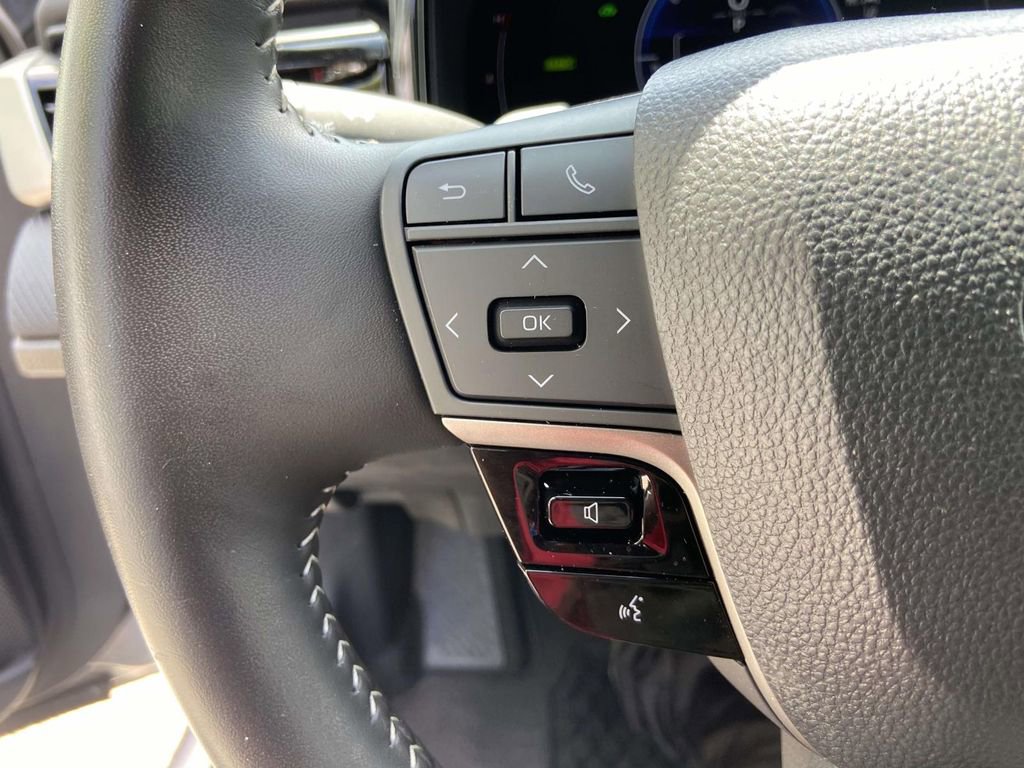 Used 2025 Toyota Camry SE w/ Convenience Package FWD image 33