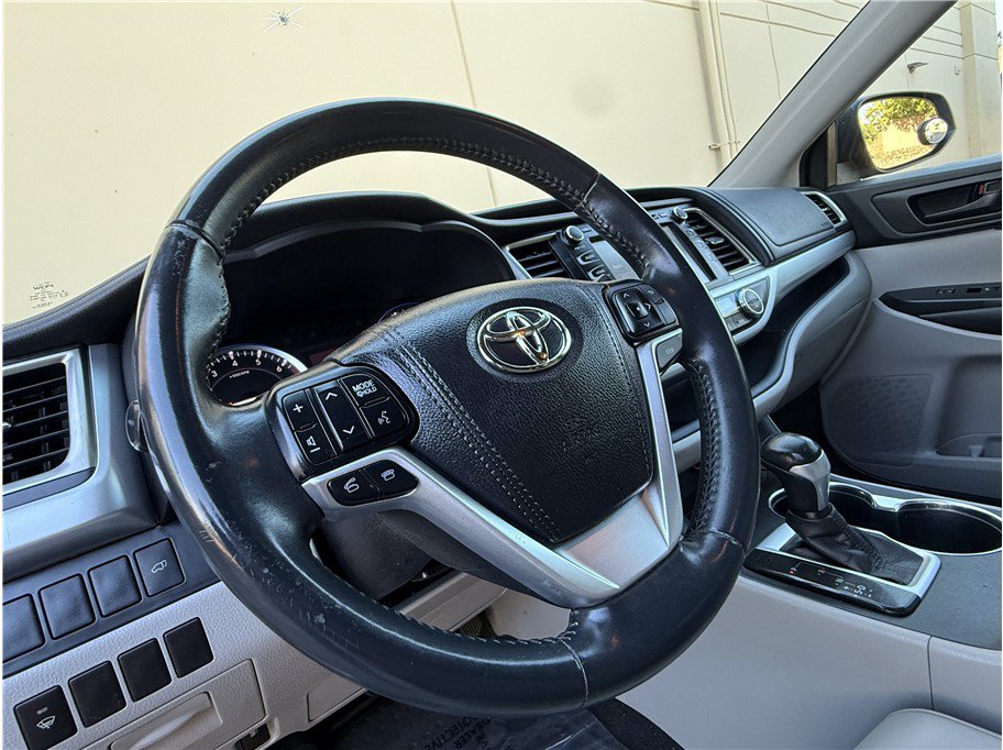 Used 2016 Toyota Highlander Plus AWD/4WD image 9