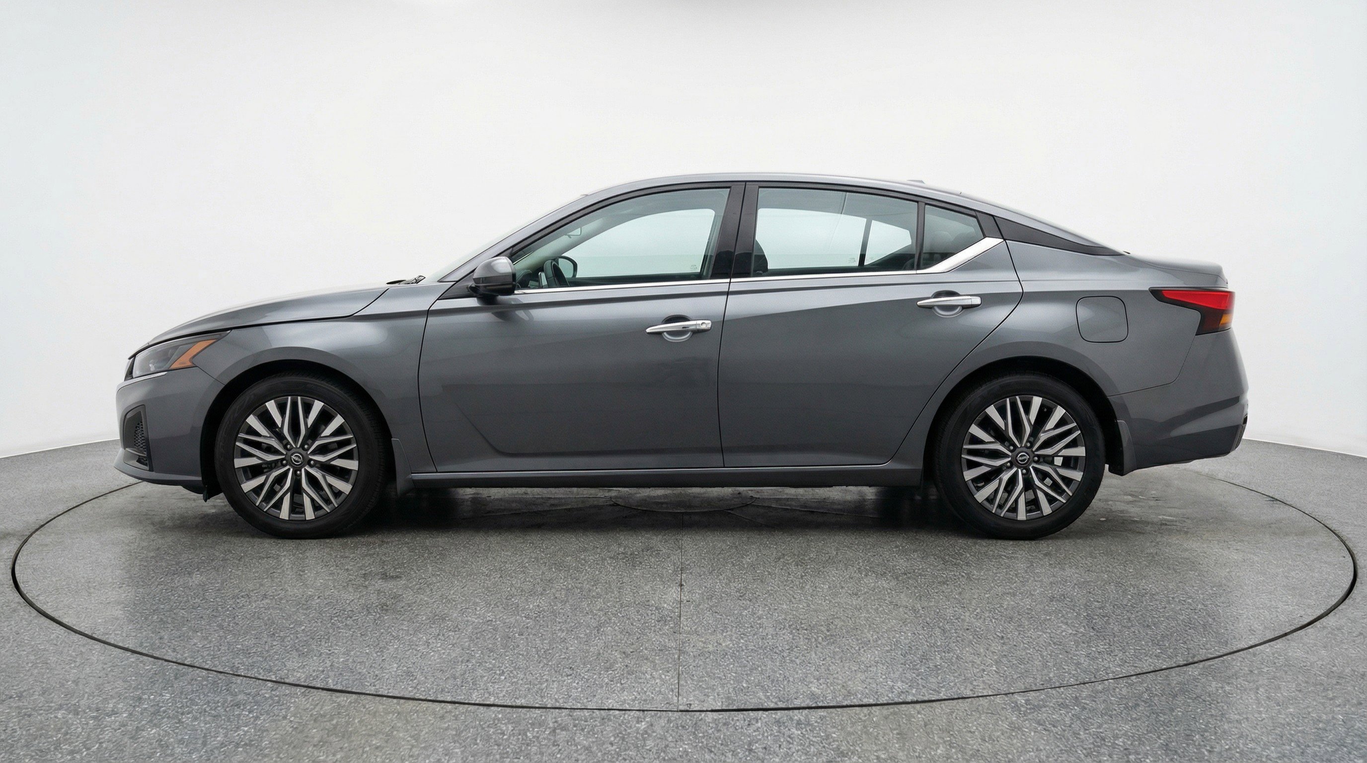 Used 2025 Nissan Altima 2.5 SV image 5