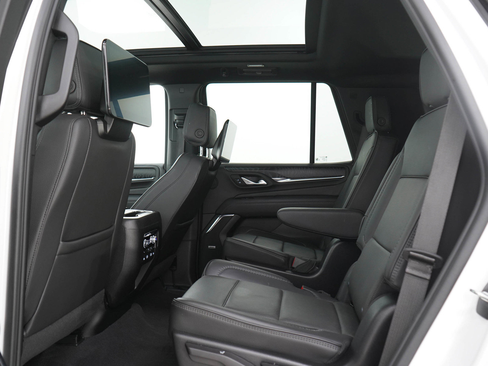Used 2024 GMC Yukon Denali w/ Advanced Technology Package AWD/4WD image 16