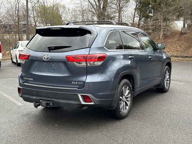 Used 2017 Toyota Highlander XLE image 2