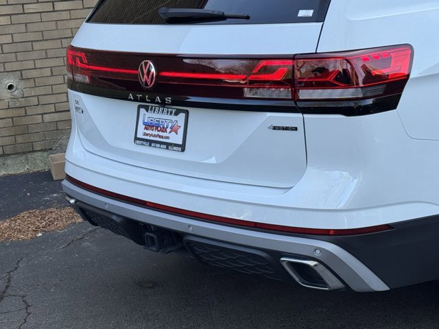 Used 2024 Volkswagen Atlas Peak Edition SE image 8