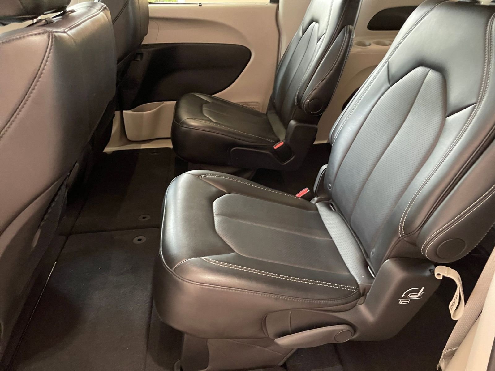 Used 2024 Chrysler Pacifica Touring-L image 27
