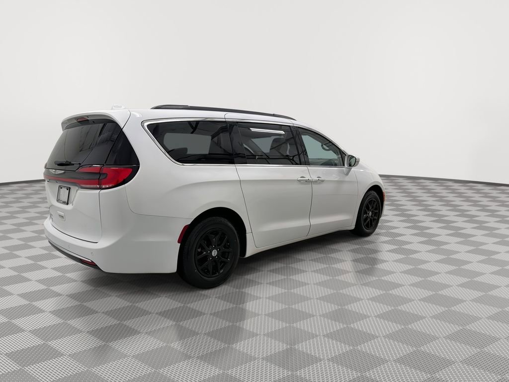 Used 2022 Chrysler Pacifica Touring-L image 12