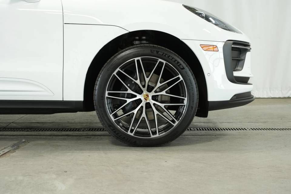 Certified 2025 Porsche Macan AWD/4WD image 41