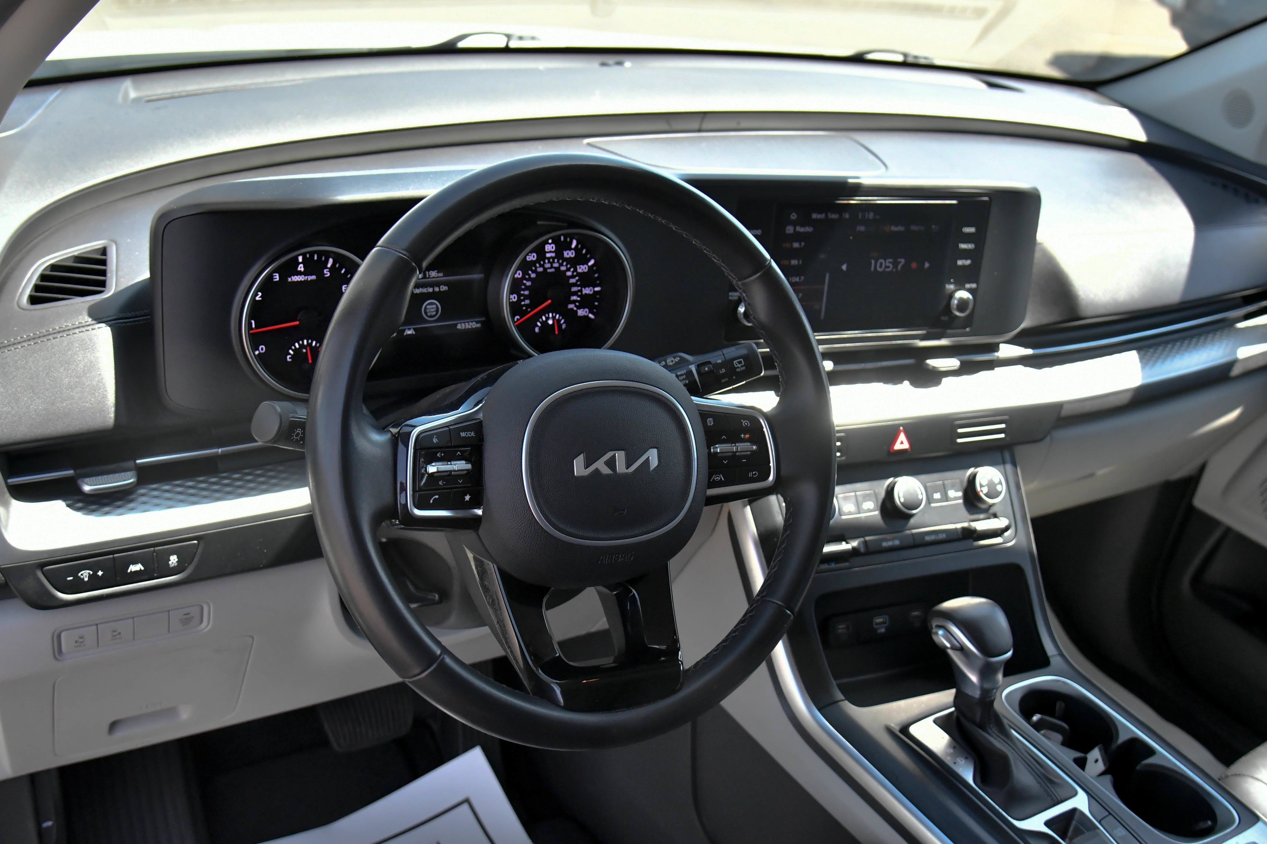 Used 2023 Kia Carnival LX FWD image 16