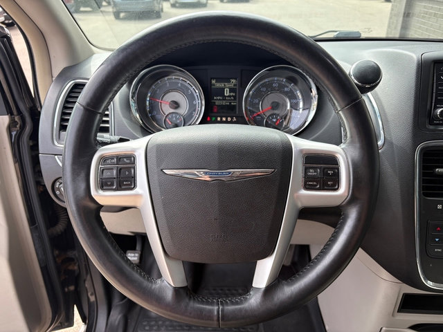 Used 2016 Chrysler Town & Country Touring w/ Driver Convenience Group FWD image 26