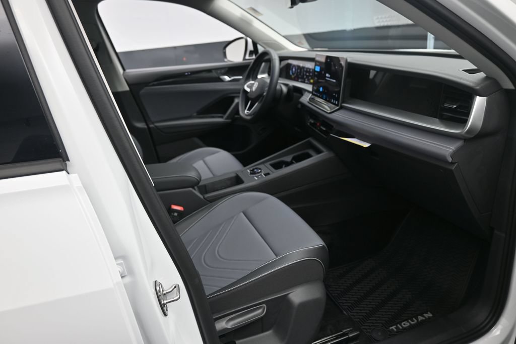 New 2026 Volkswagen Tiguan SE FWD image 29