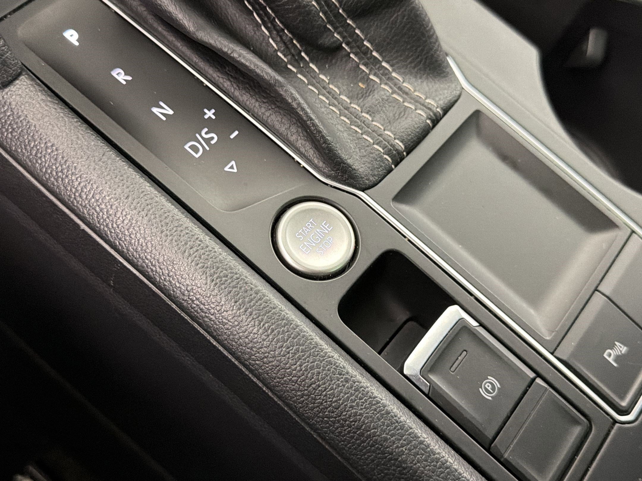 Used 2021 Volkswagen Atlas Cross Sport SE image 26