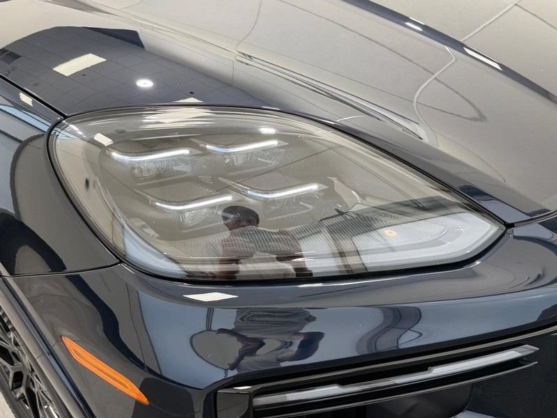 Certified 2025 Porsche Cayenne Turbo AWD/4WD image 11