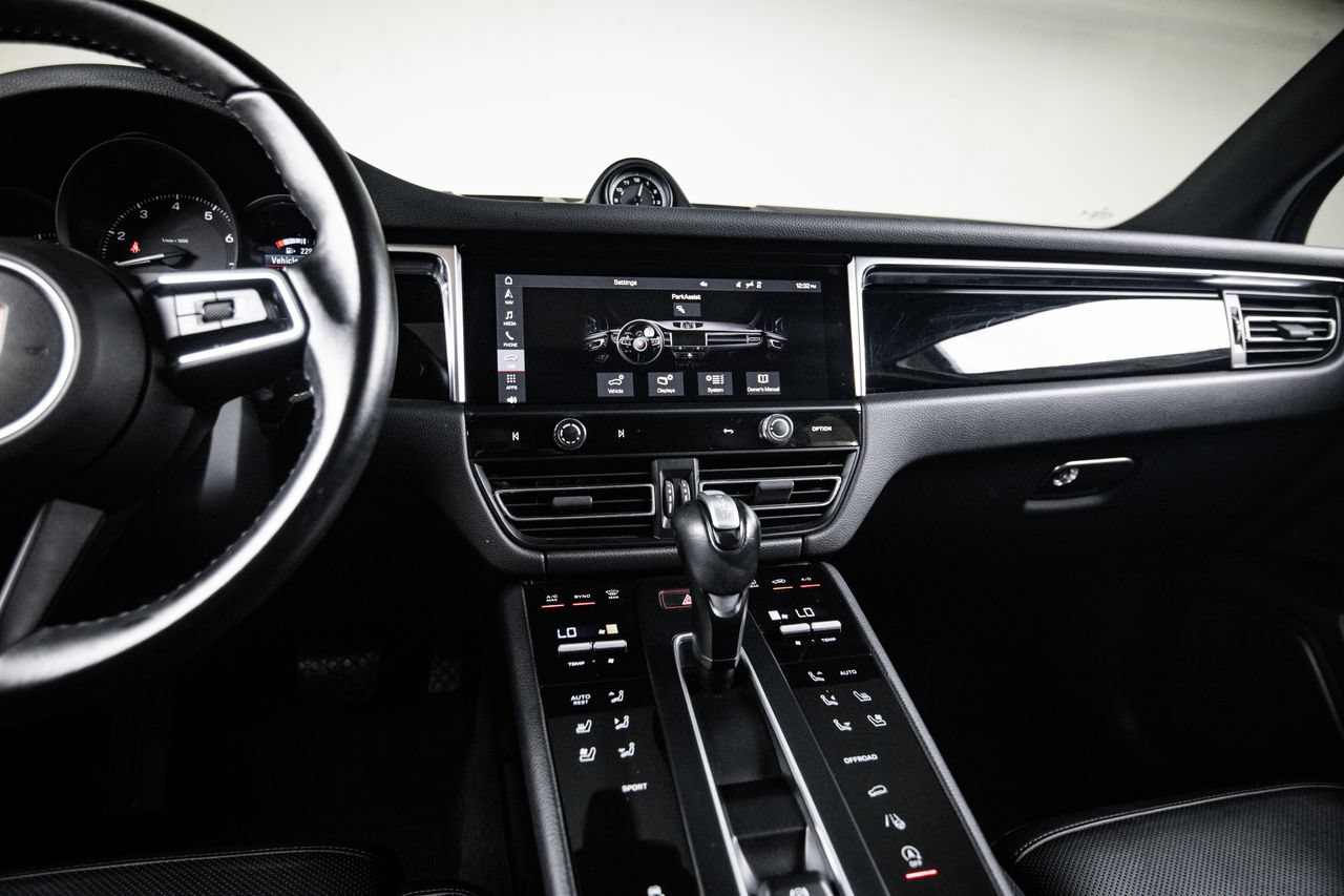 Certified 2023 Porsche Macan AWD/4WD image 19