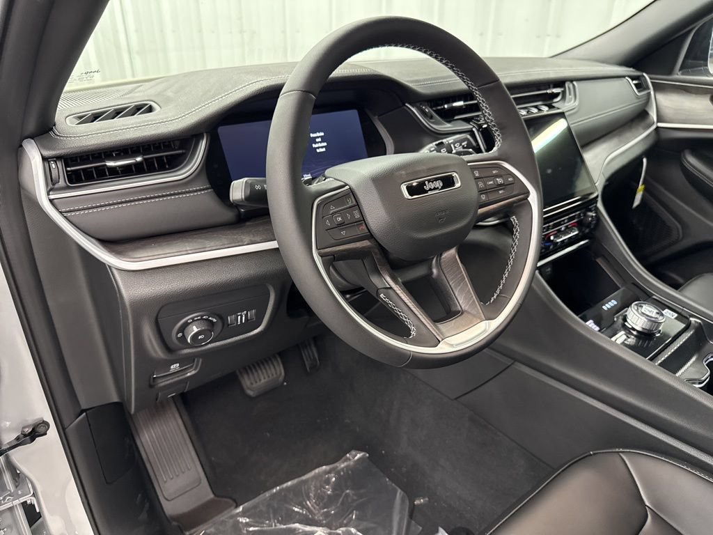New 2025 Jeep Grand Cherokee L Limited w/ Black Appearance Package AWD/4WD image 18
