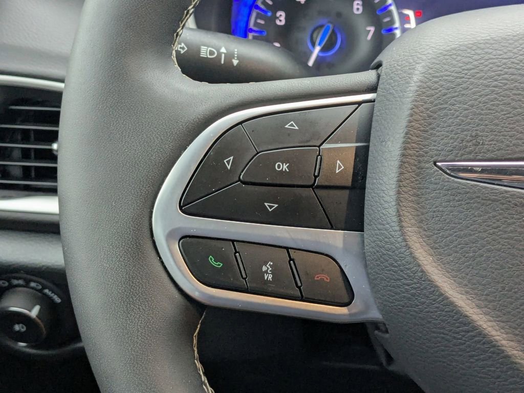 Used 2025 Chrysler Pacifica Select image 16