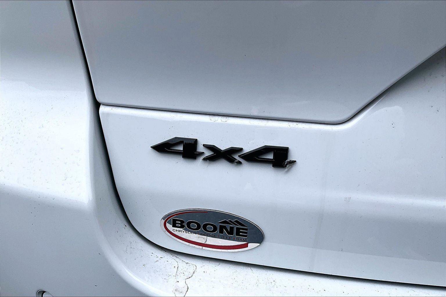 New 2025 Jeep Grand Cherokee Altitude image 13