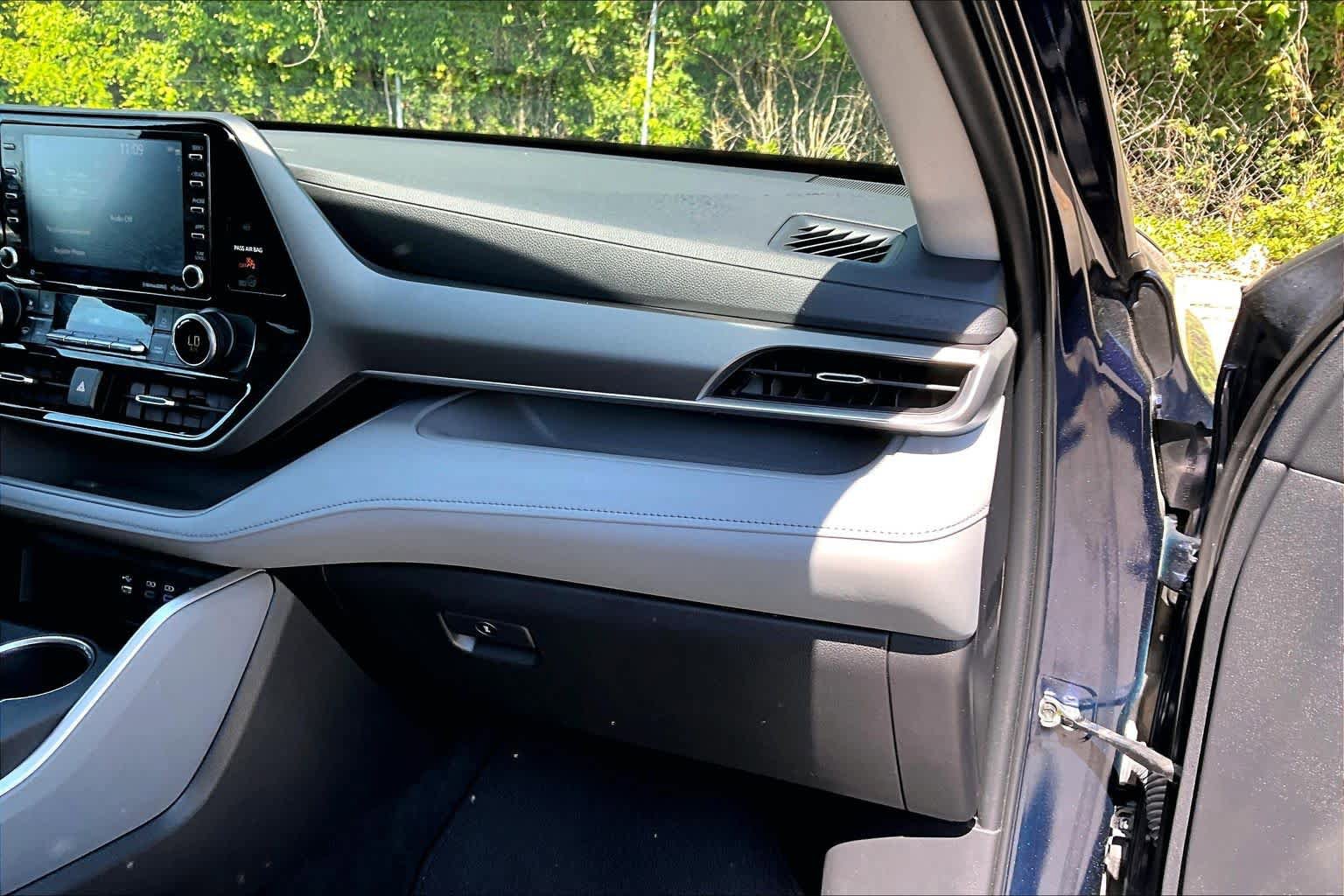 Used 2022 Toyota Highlander LE AWD/4WD image 18
