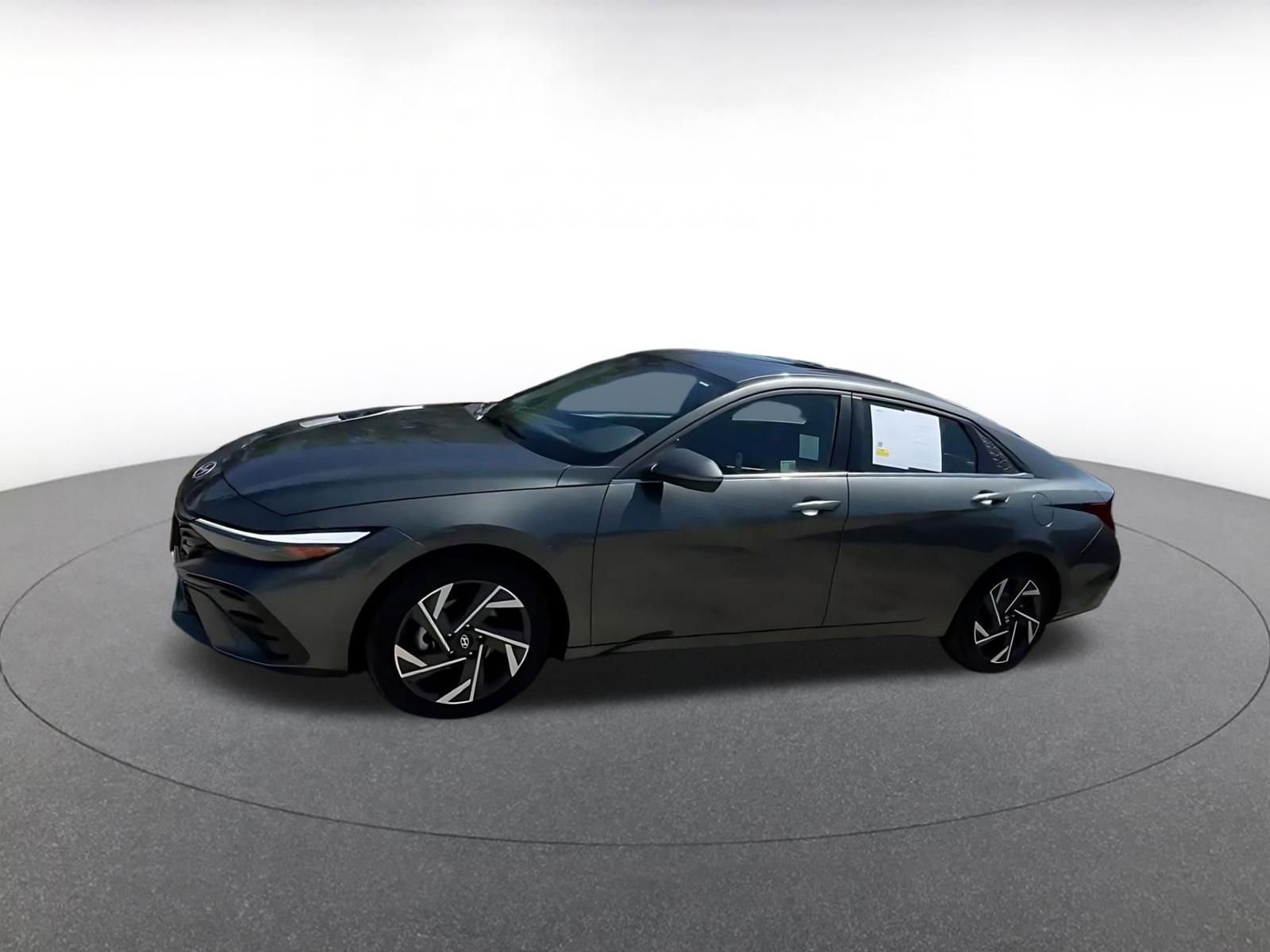 Used 2025 Hyundai Elantra Limited image 7