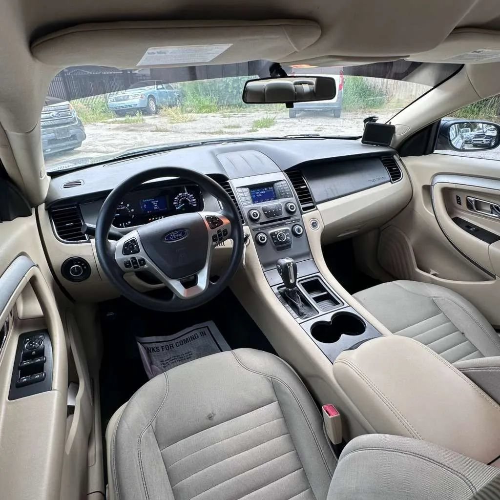 Used 2014 Ford Taurus SE FWD image 9
