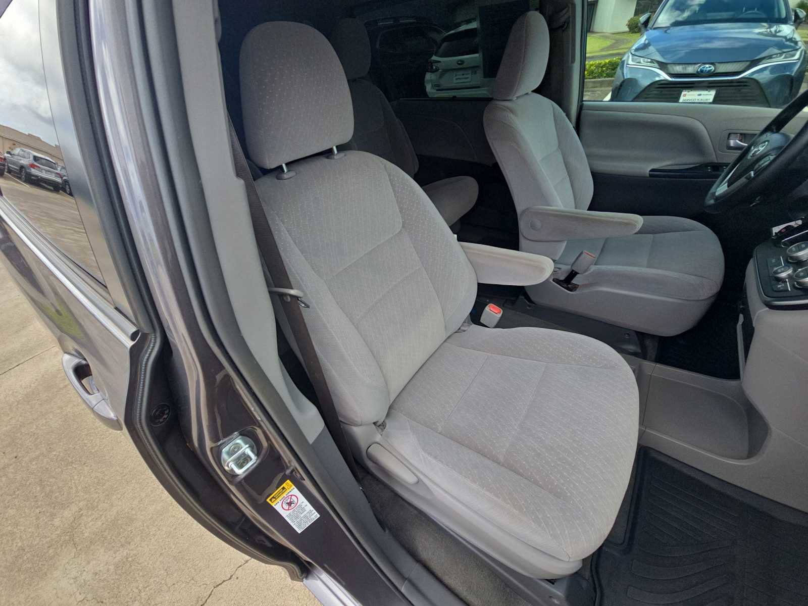 Used 2017 Toyota Sienna LE image 25