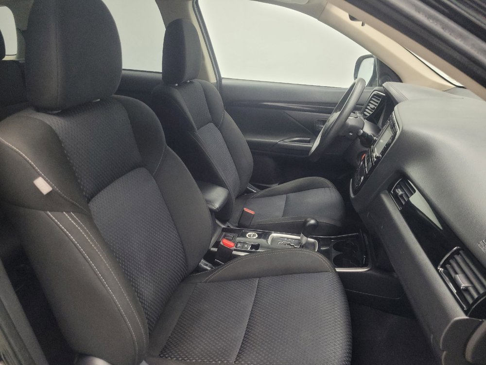 Used 2019 Mitsubishi Outlander SE image 21