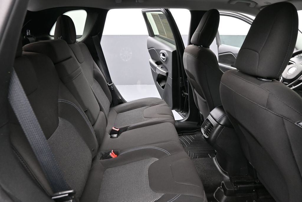 Used 2019 Jeep Cherokee Latitude w/ Popular Appearance Group FWD image 25