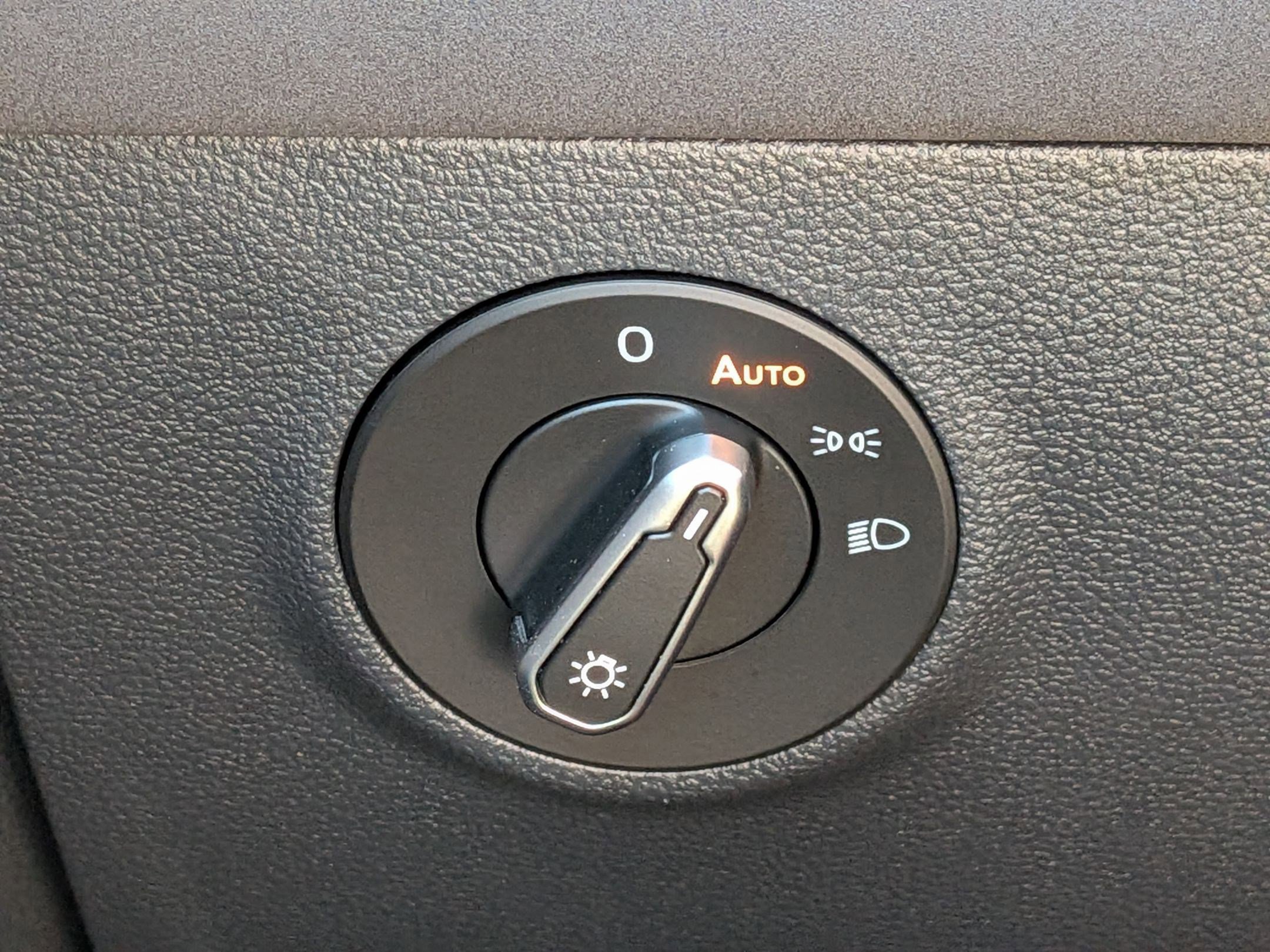 Used 2025 Volkswagen Taos SE image 17