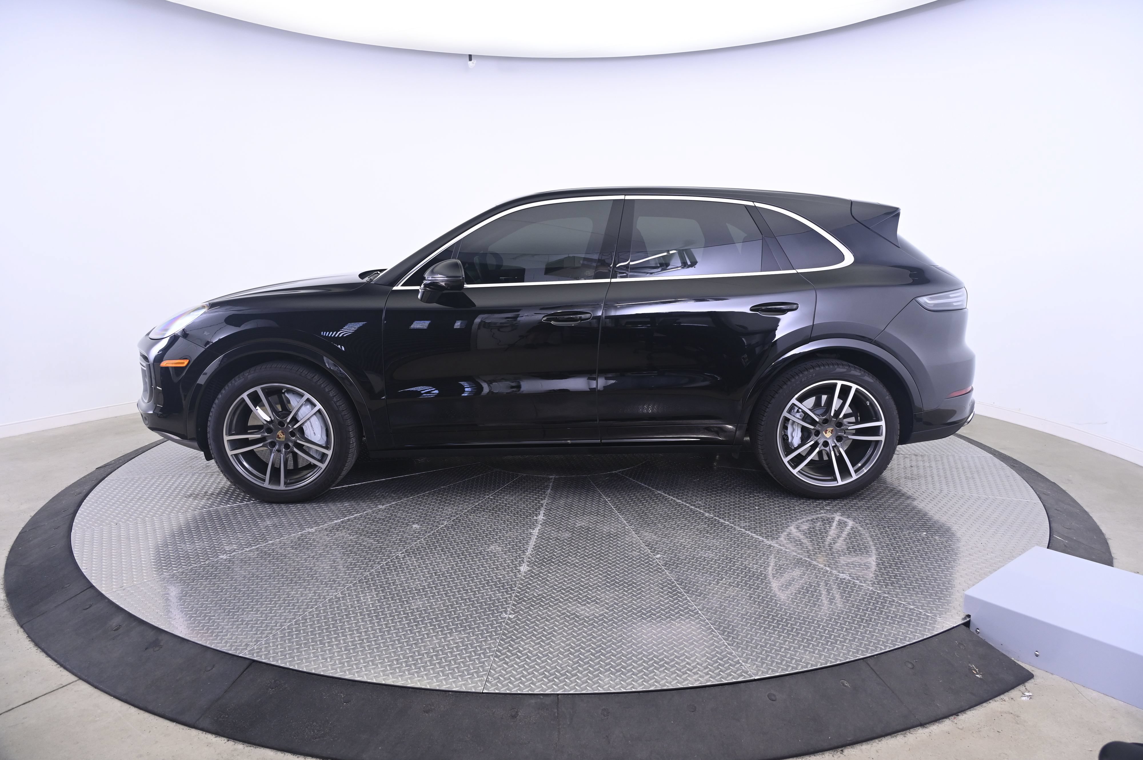Used 2023 Porsche Cayenne Turbo AWD/4WD image 2
