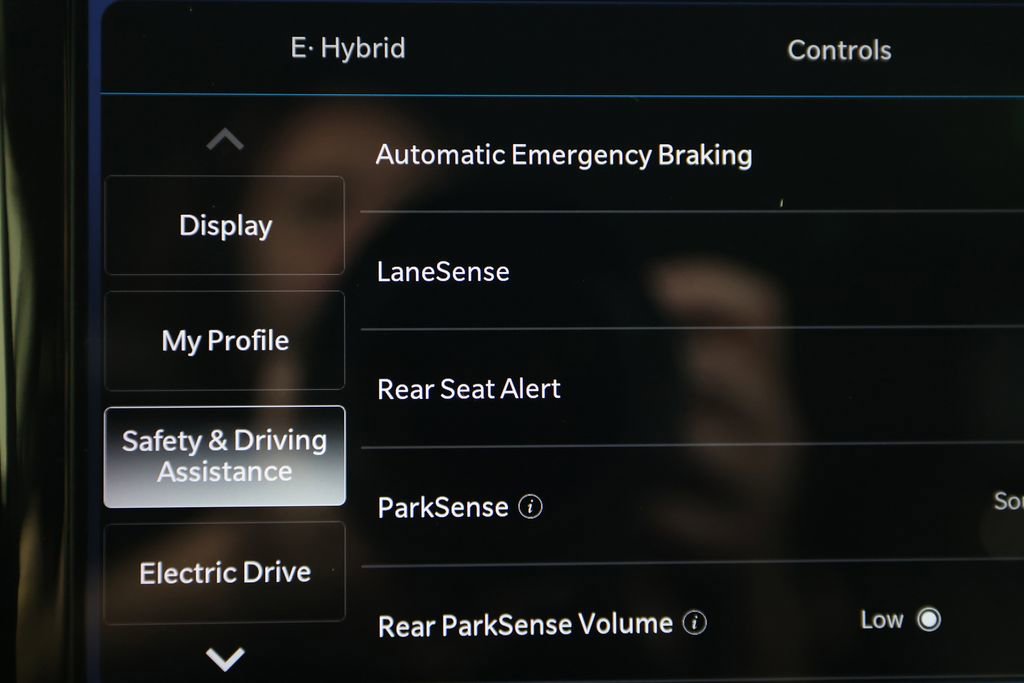 Used 2024 Chrysler Pacifica Select image 32