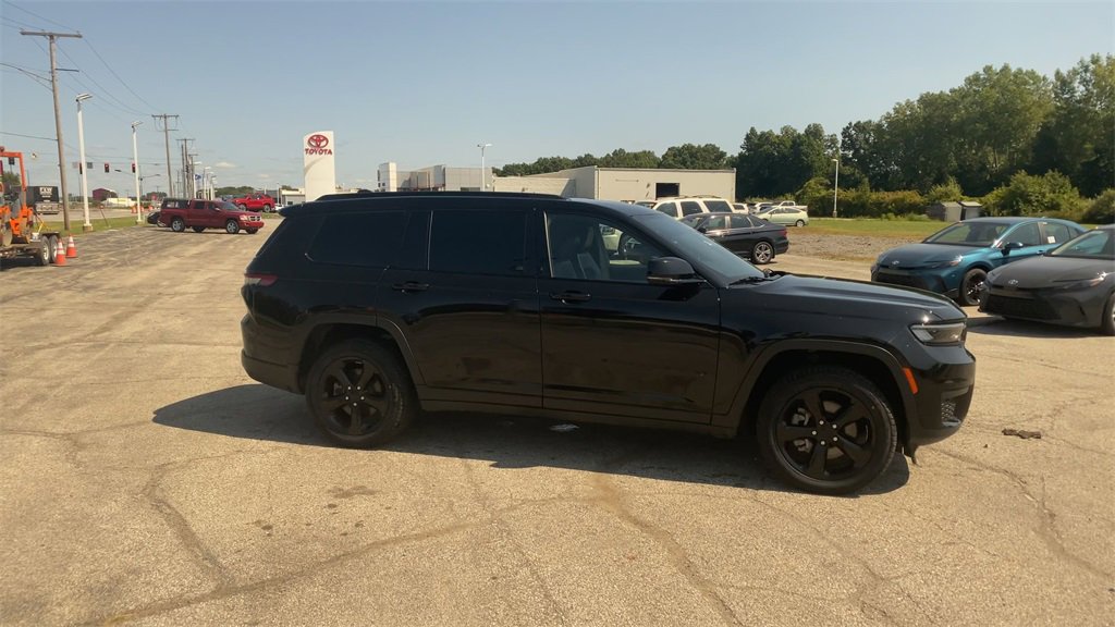 Used 2023 Jeep Grand Cherokee L Laredo image 2