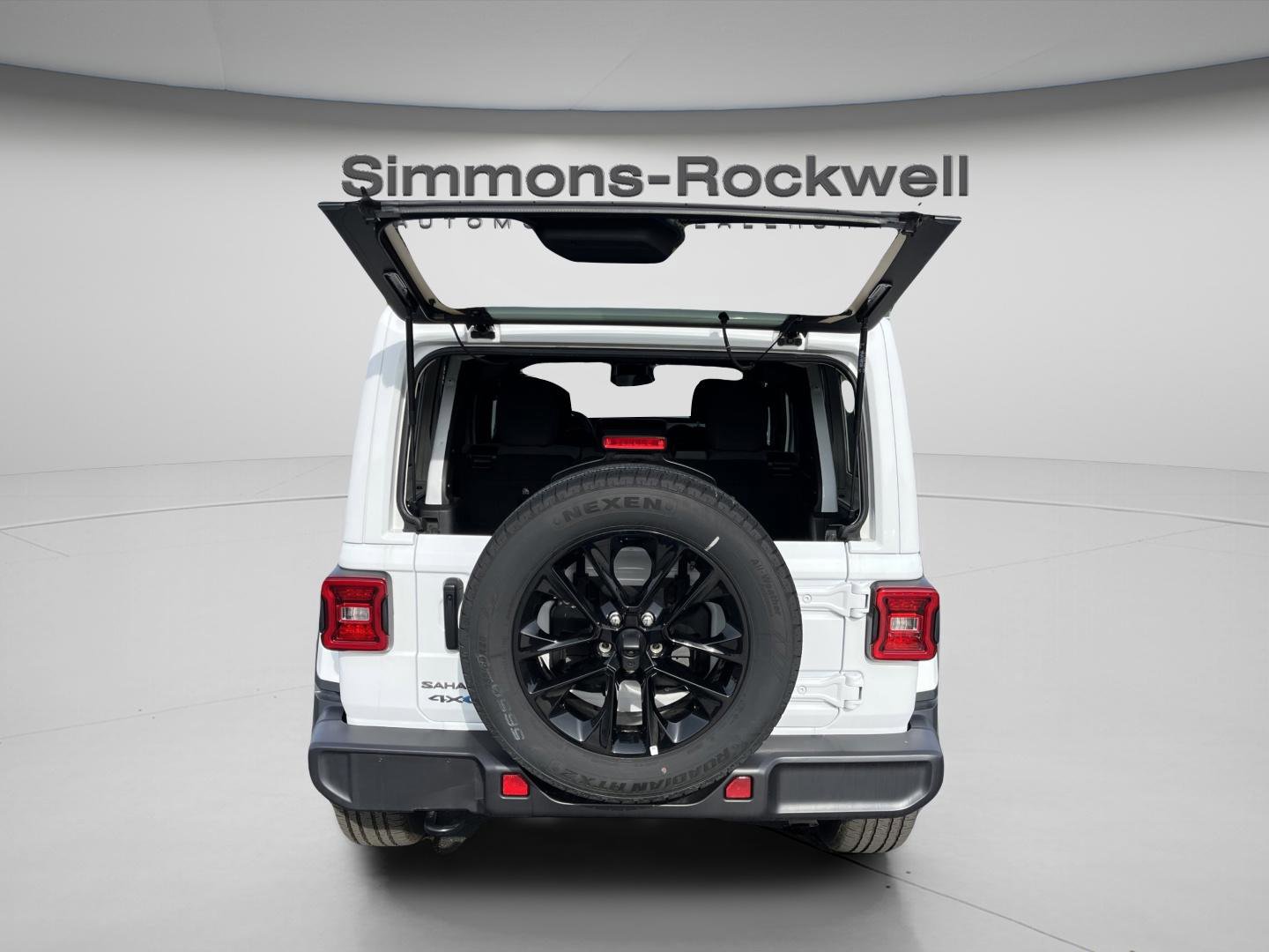 Used 2025 Jeep Wrangler Unlimited Sahara AWD/4WD image 12