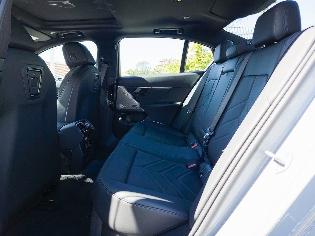 New 2026 BMW i5 eDrive40 w/ M Sport Package image 8
